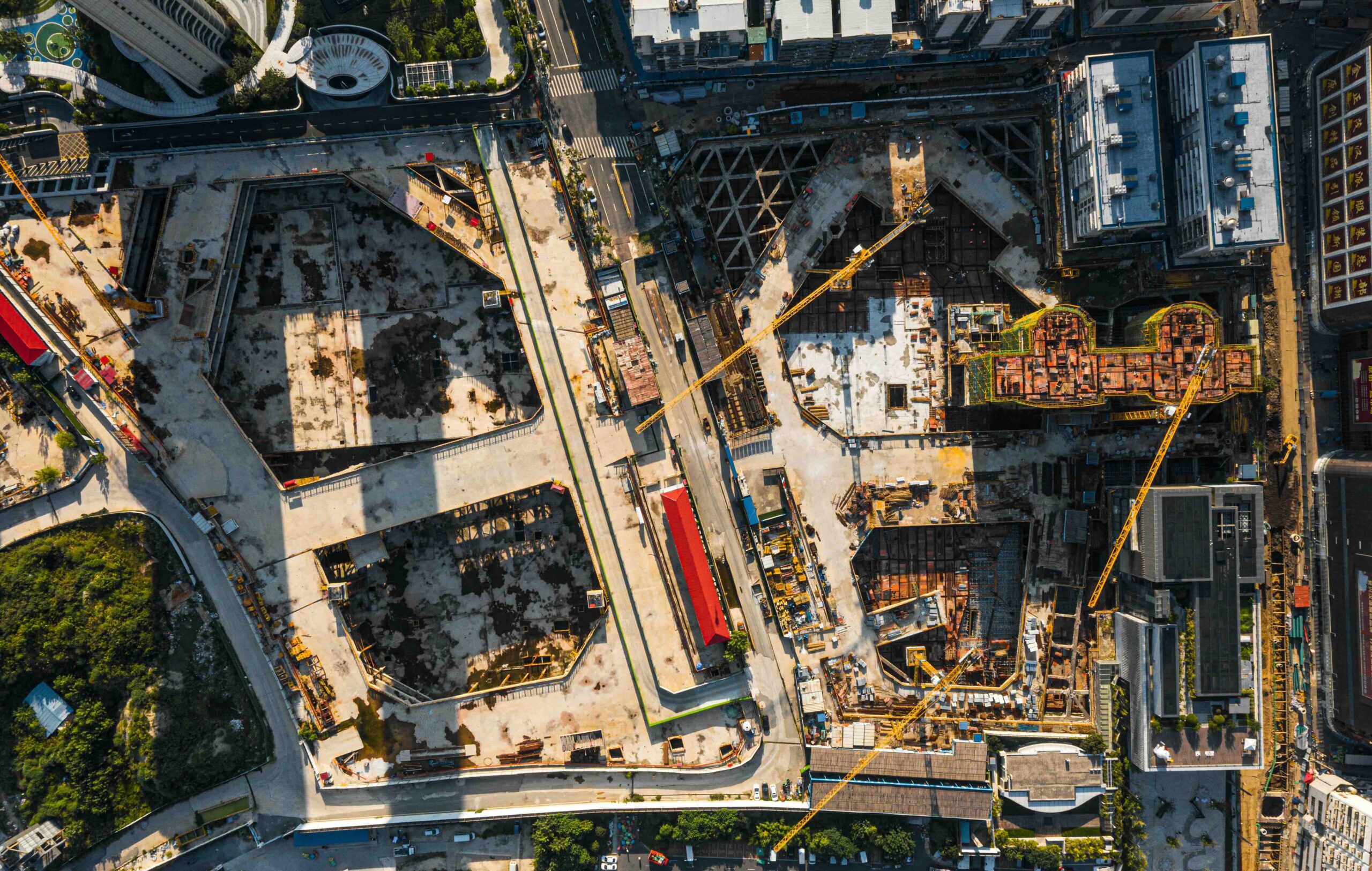 At the construction site by the Yangtze River, the framework of the foundation has been completed, and many industrial equipment