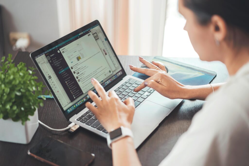 A virtual construction assistant using constrcution management software to communicate with her team